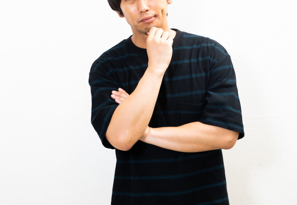 悩む男性